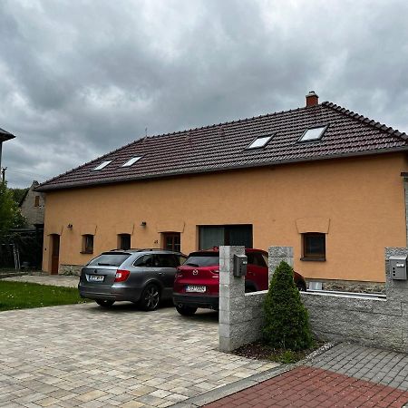 Prijemny Podkrovni Byt S Parkovanim Na Pozemku. Tršice Zewnętrze zdjęcie