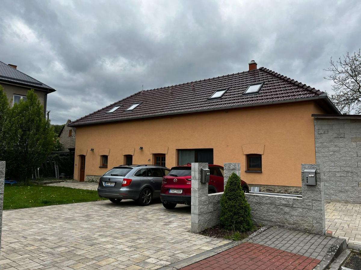 Prijemny Podkrovni Byt S Parkovanim Na Pozemku. Tršice Zewnętrze zdjęcie